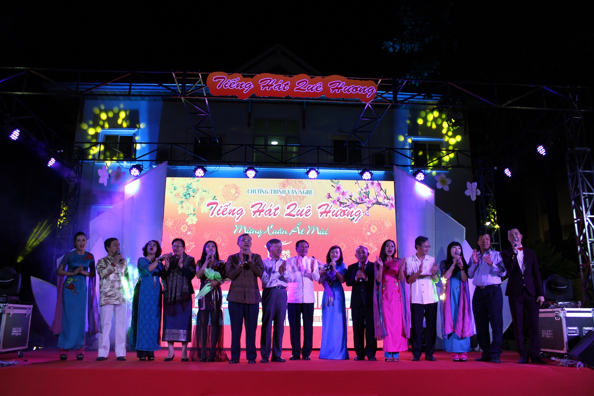 “ສຽງເພງບ້ານເກີດເມືອງນອນ“ສະຫງວນໃຫ້ປະຊາຄົມຊາວຫວຽດນາມຢູ່ລາວ